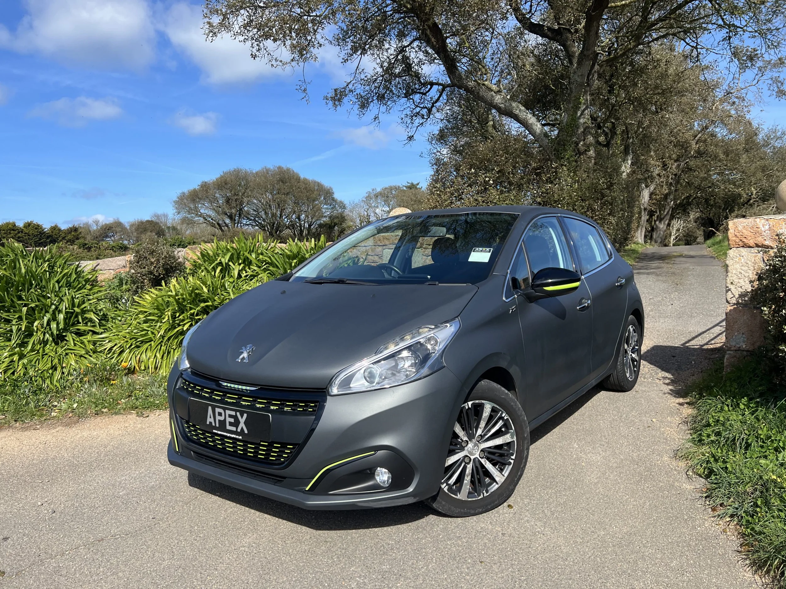 2016 Peugeot 208 XS Lime — photo 1