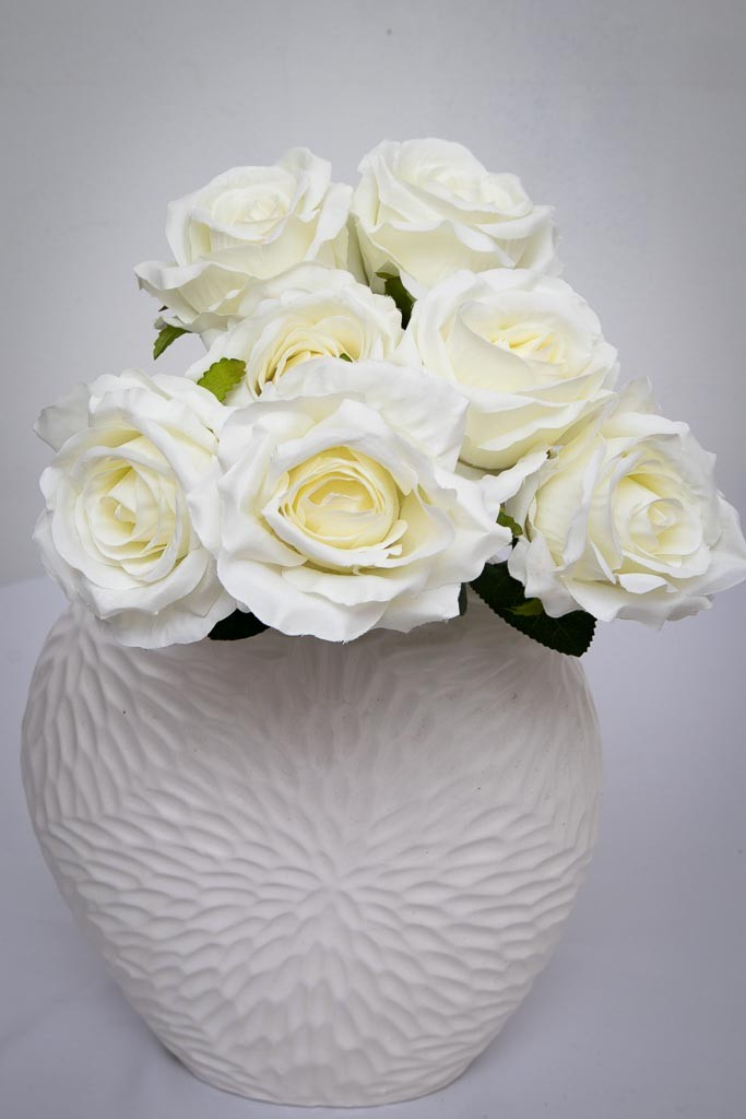 Ramo de rosas blancas con 7 flores
