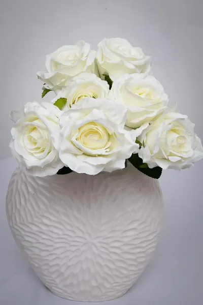 Ramo de rosas blancas con 7 flores