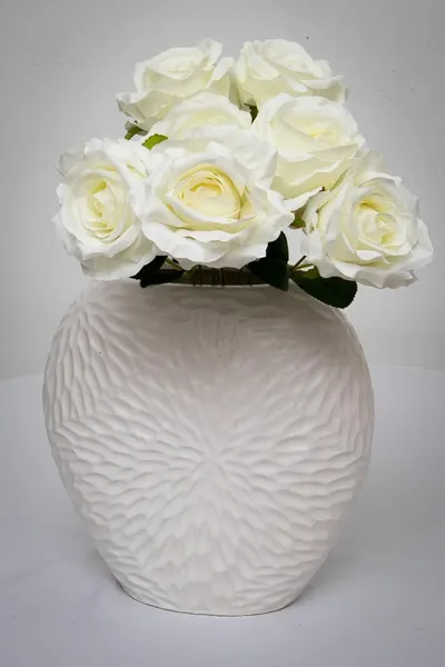 Ramo de rosas blancas con 7 flores