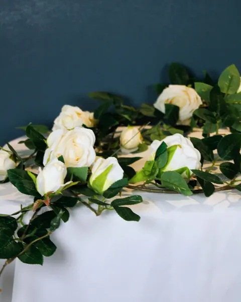 Guía de rosas y botones blancos y hojas verdes 185 cm