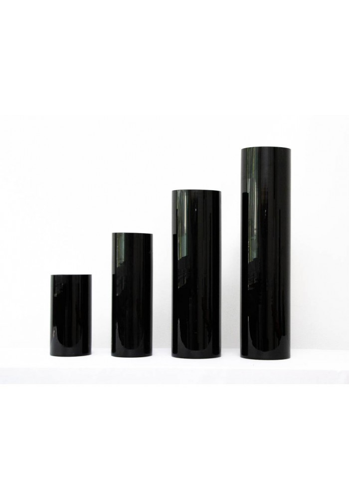 Cilindros de cristal negro, varias alturas.