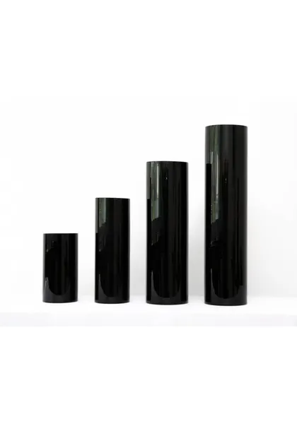 Cilindros de cristal negro, varias alturas.