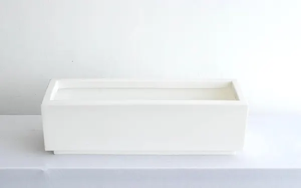Jardinera blanca de polietileno 17cm altura, 57cm largo