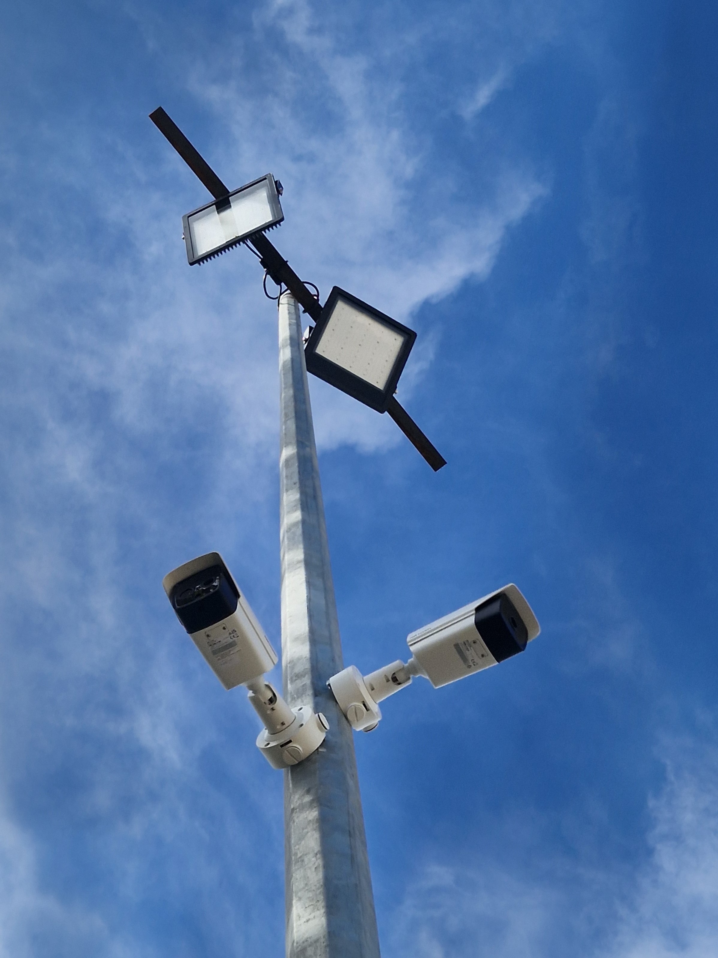 Vista aérea do parque de estacionamento, mostrando a organização e segurança.