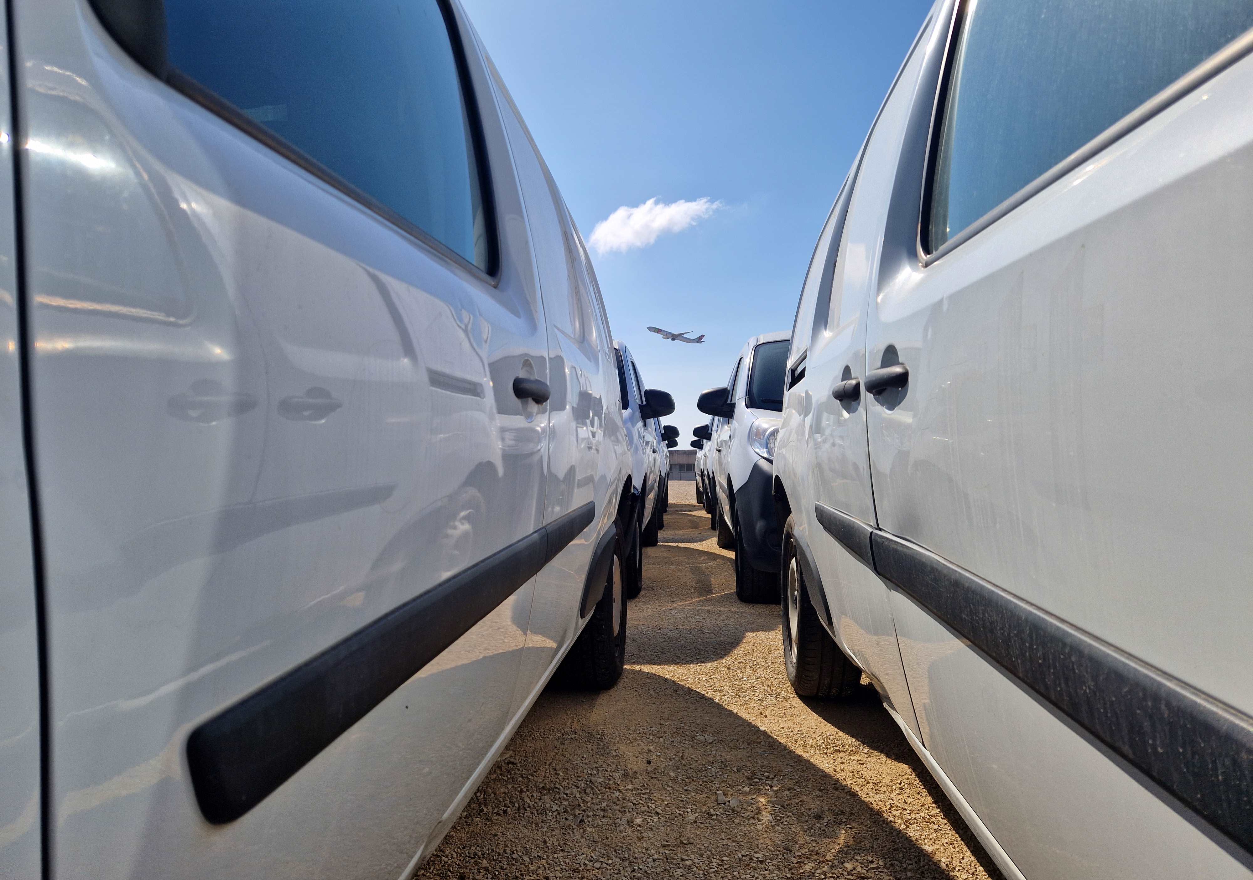 Interior de um shuttle de transporte, limpo e espaçoso.