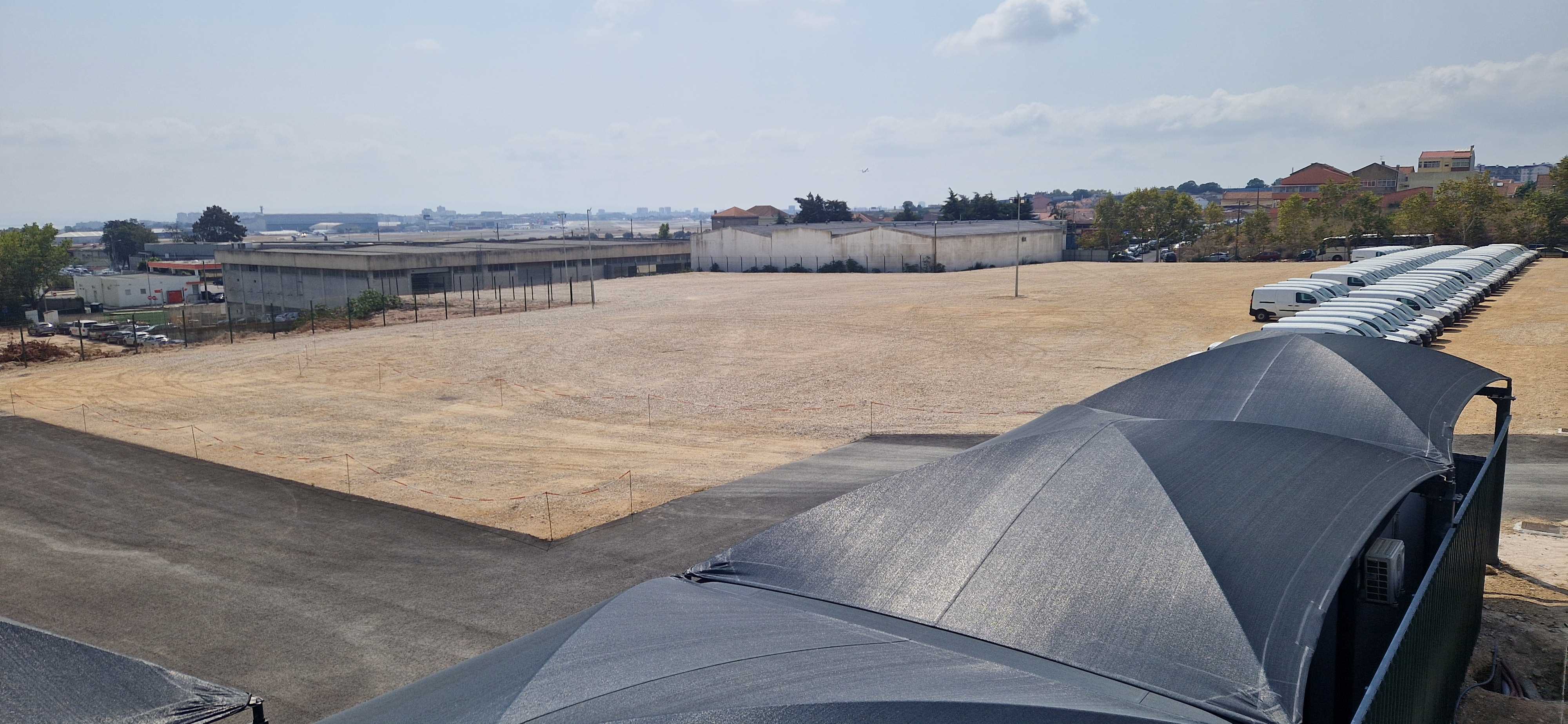 Funcionário a receber um cliente no serviço de valet parking no aeroporto.