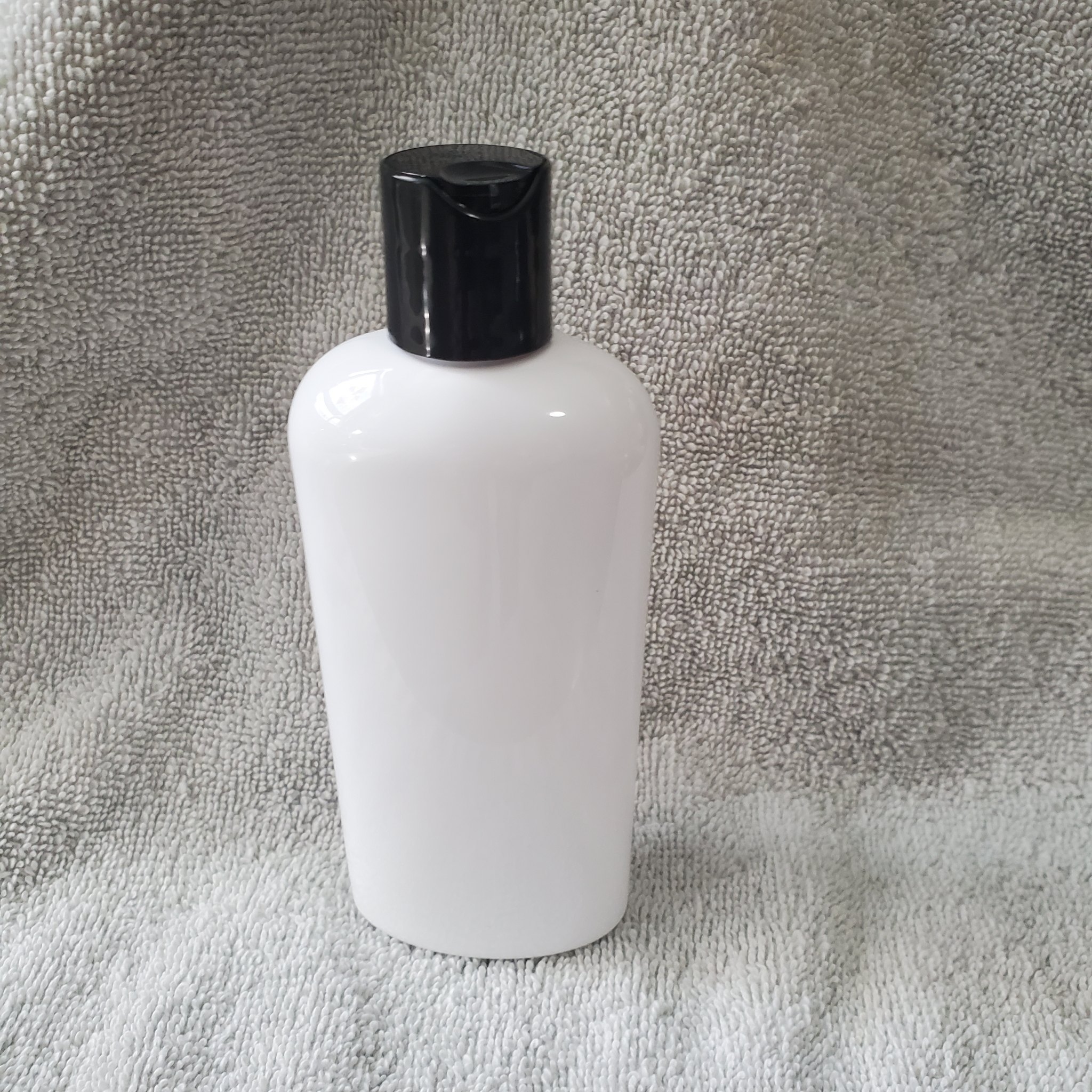 50 White 4 oz / 120 mL PET Bottles with Black Flip-Top Caps – New