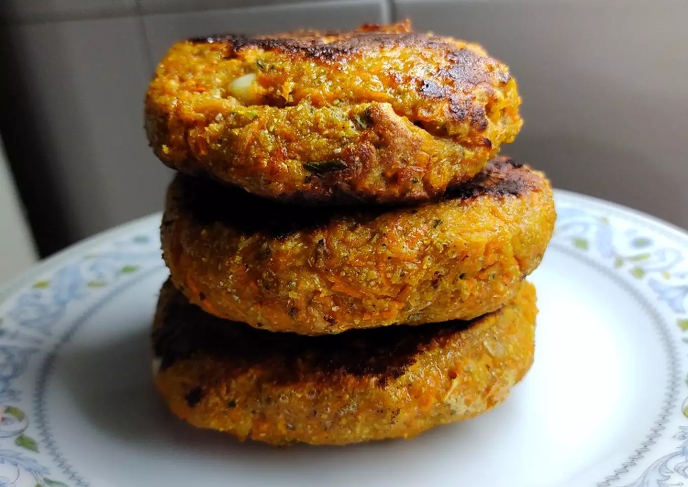 Croquetas de zanahoria rellenas con queso a la sartén