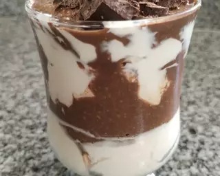 Yogurt con avena y chocolate proteico