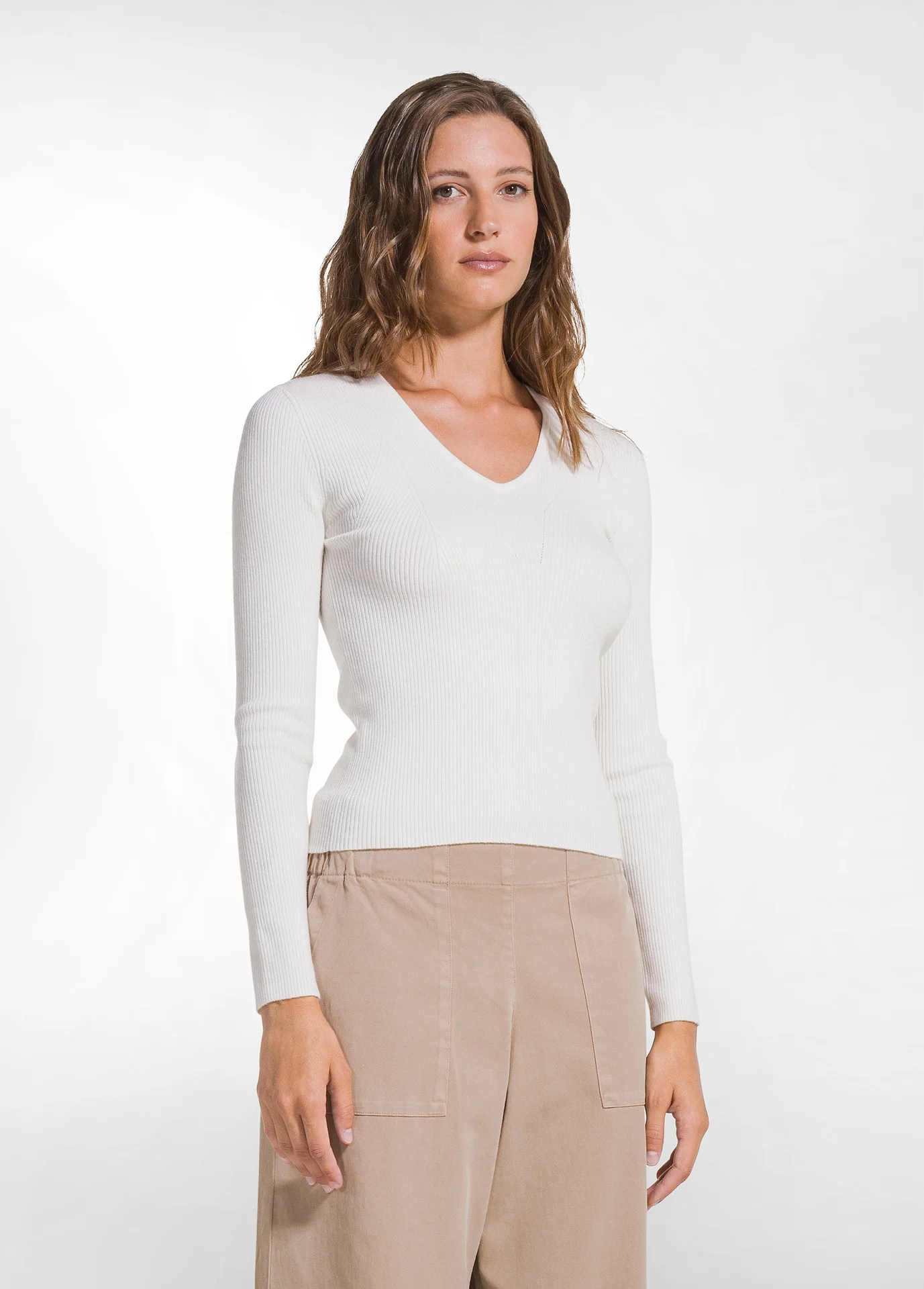 Maglia in lana a coste con scollo a V - Immagine 1