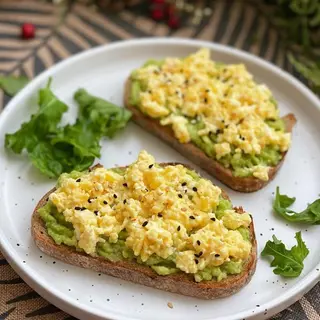 Toast Œufs Brouillés, Avocat, Des Gâteaux et Du Pain, Cocody