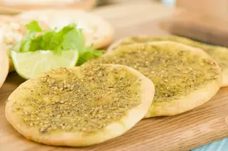 Manaïche Zaatar Fromage, Des Gâteaux et Du Pain, Cocody