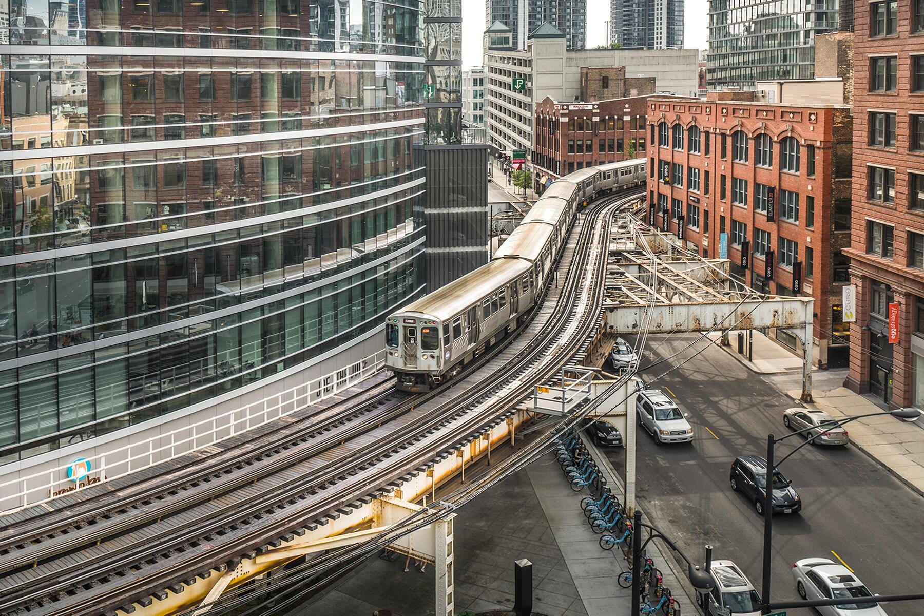 Navigating Chicago: A Guide to Public Transport and Tours