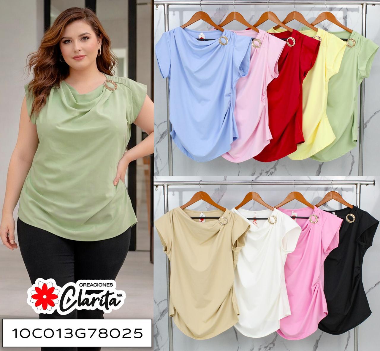 Blusa curvy drapeada con broche circular