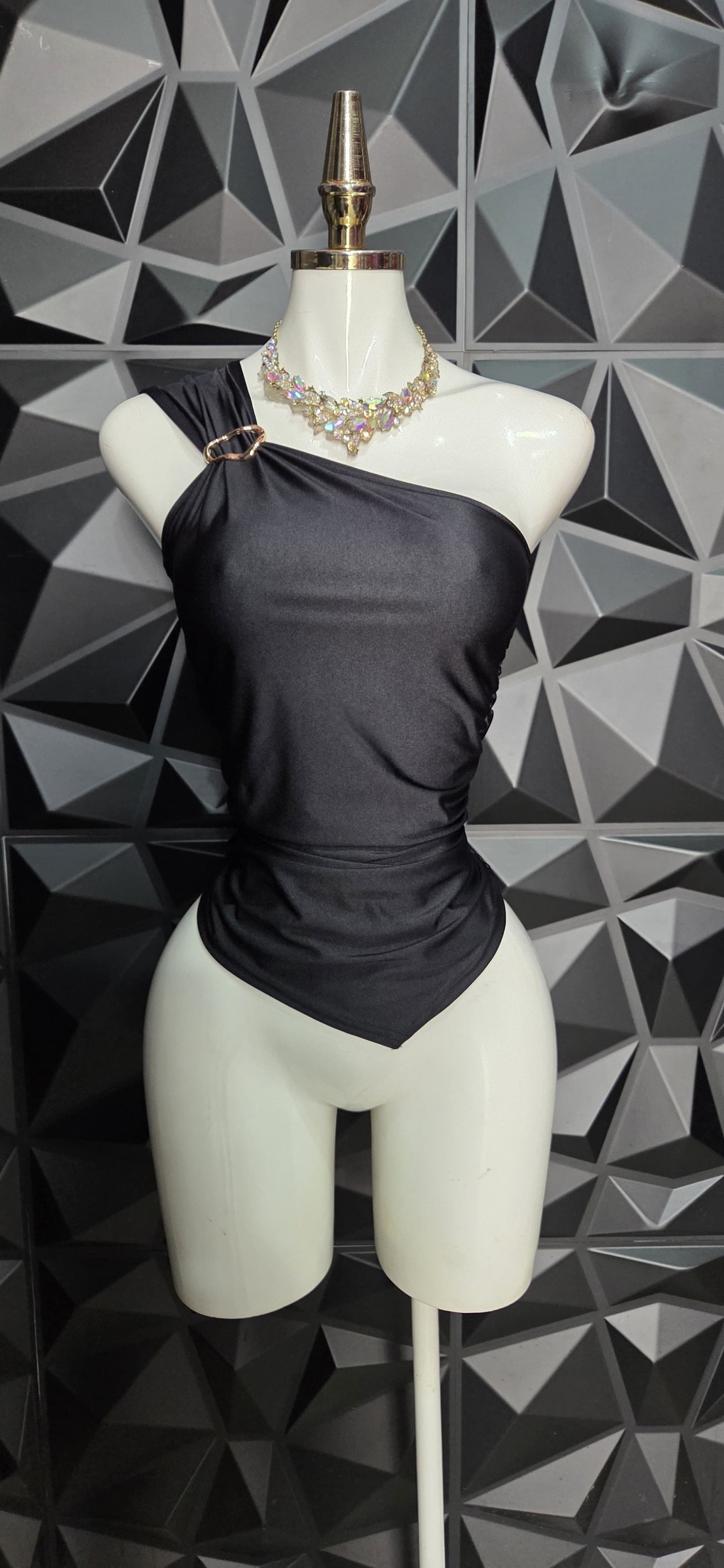 Blusa asimétrica de un hombro con hebilla