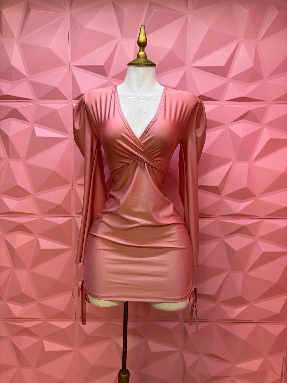 Vestido corto satinado cruzado con manga larga y jaretas laterales
