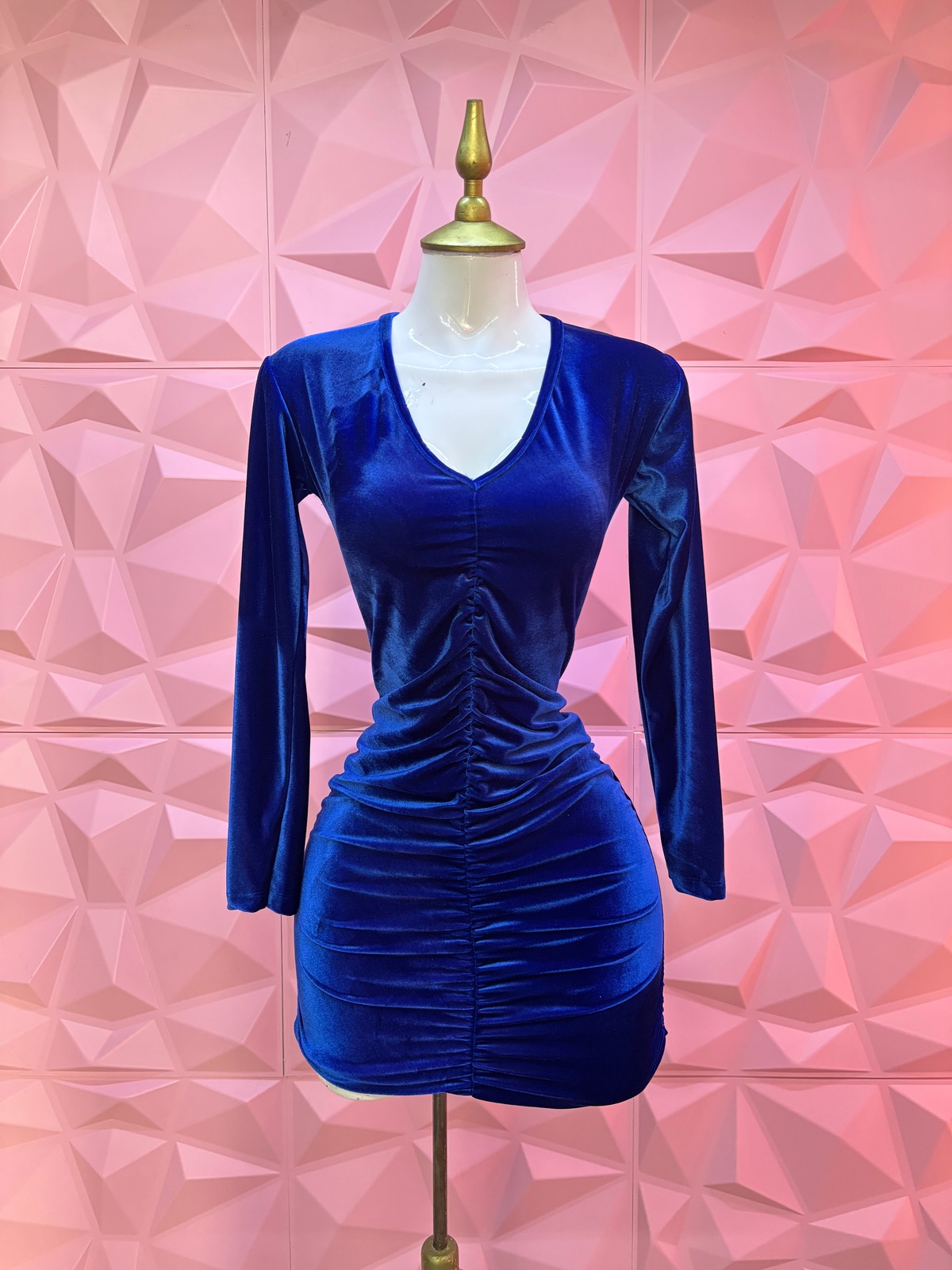 Vestido corto de terciopelo fruncido con escote V y manga larga