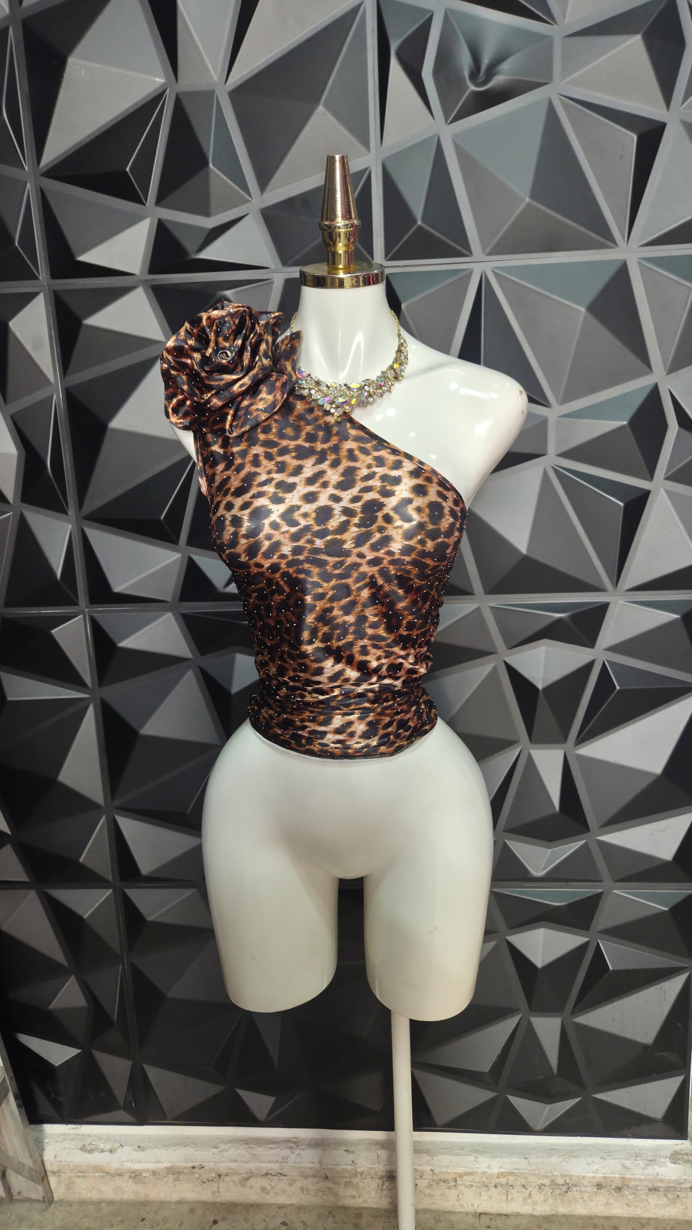 Blusa de un hombro con flor animal print