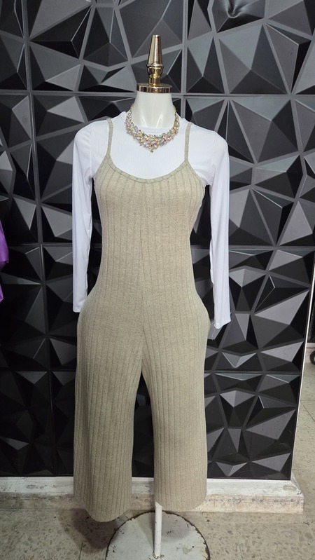 Conjunto de jumper de tirantes en rib y blusa de manga larga