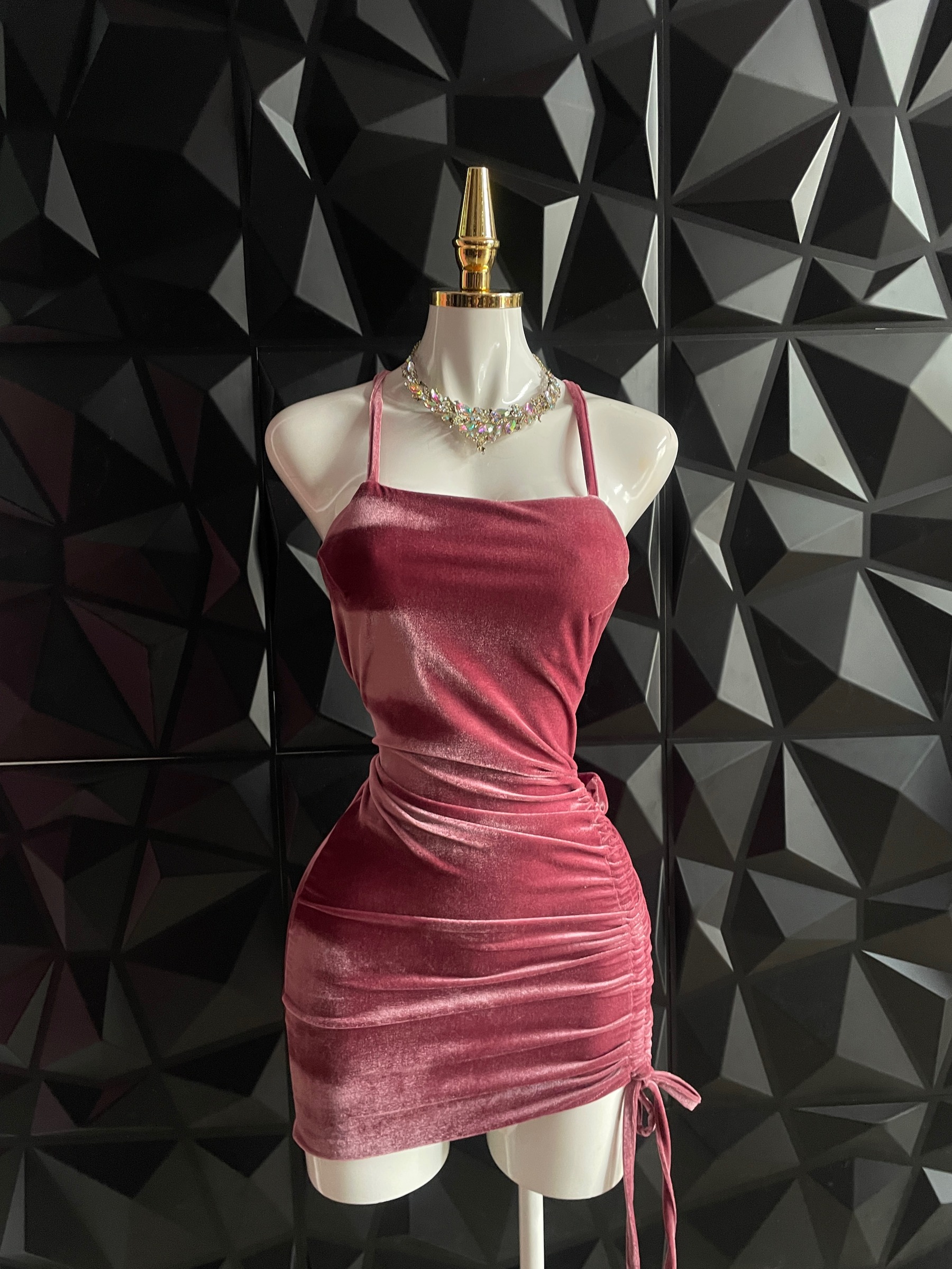Vestido corto de terciopelo de tirantes con cintas en la espalda y jareta lateral