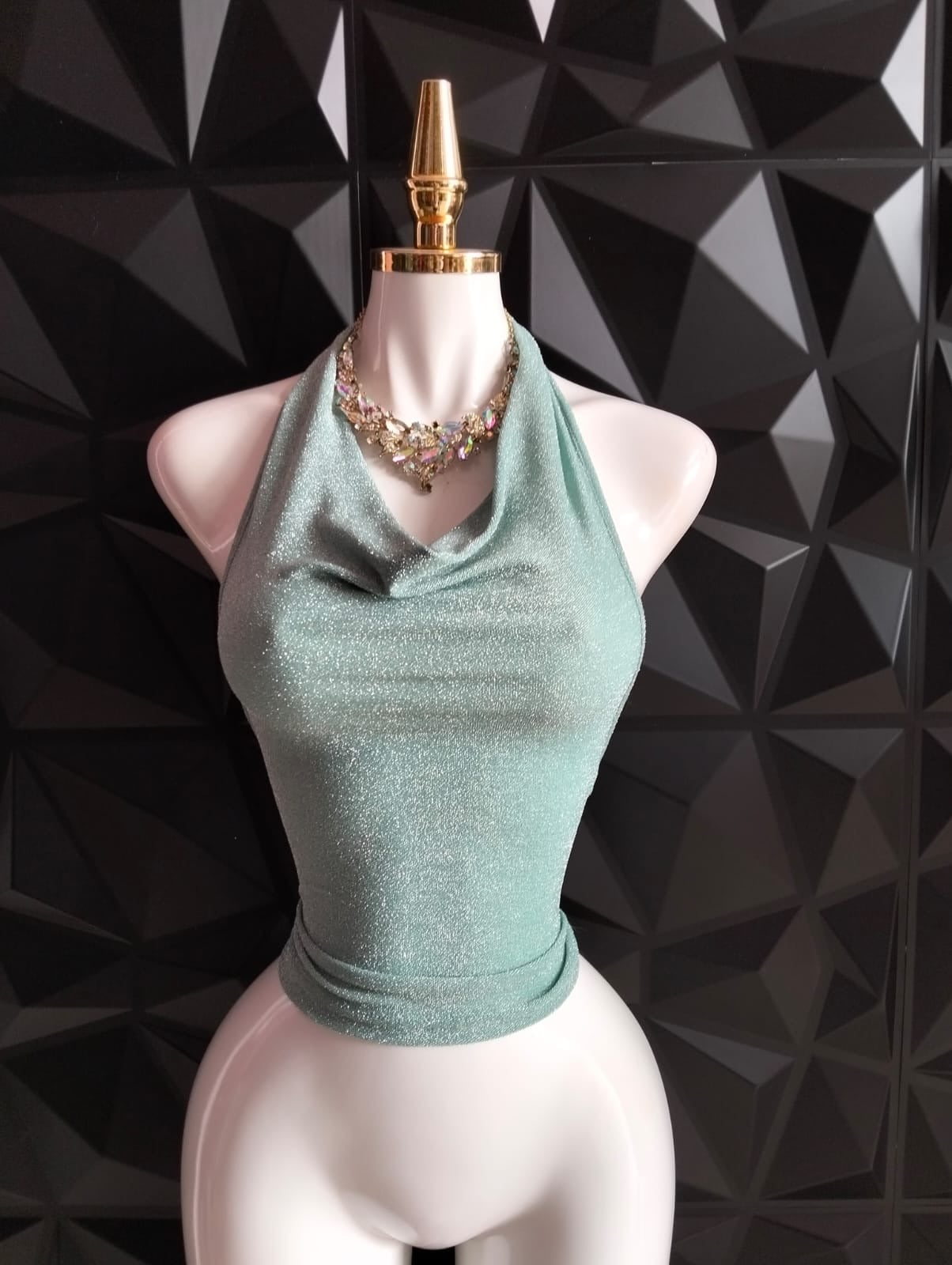 Top halter holgado con cuello columpio en tela brillante