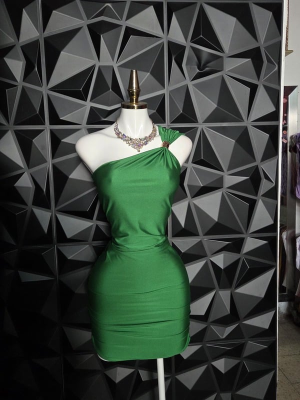 Vestido corto satinado de un hombro con hebilla y fruncido lateral