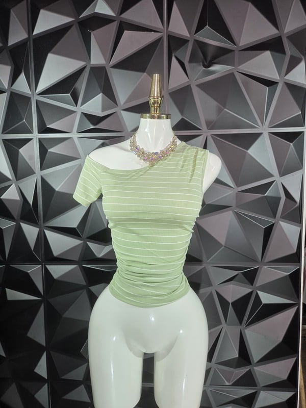 Blusa asimétrica de una manga en rib a rayas