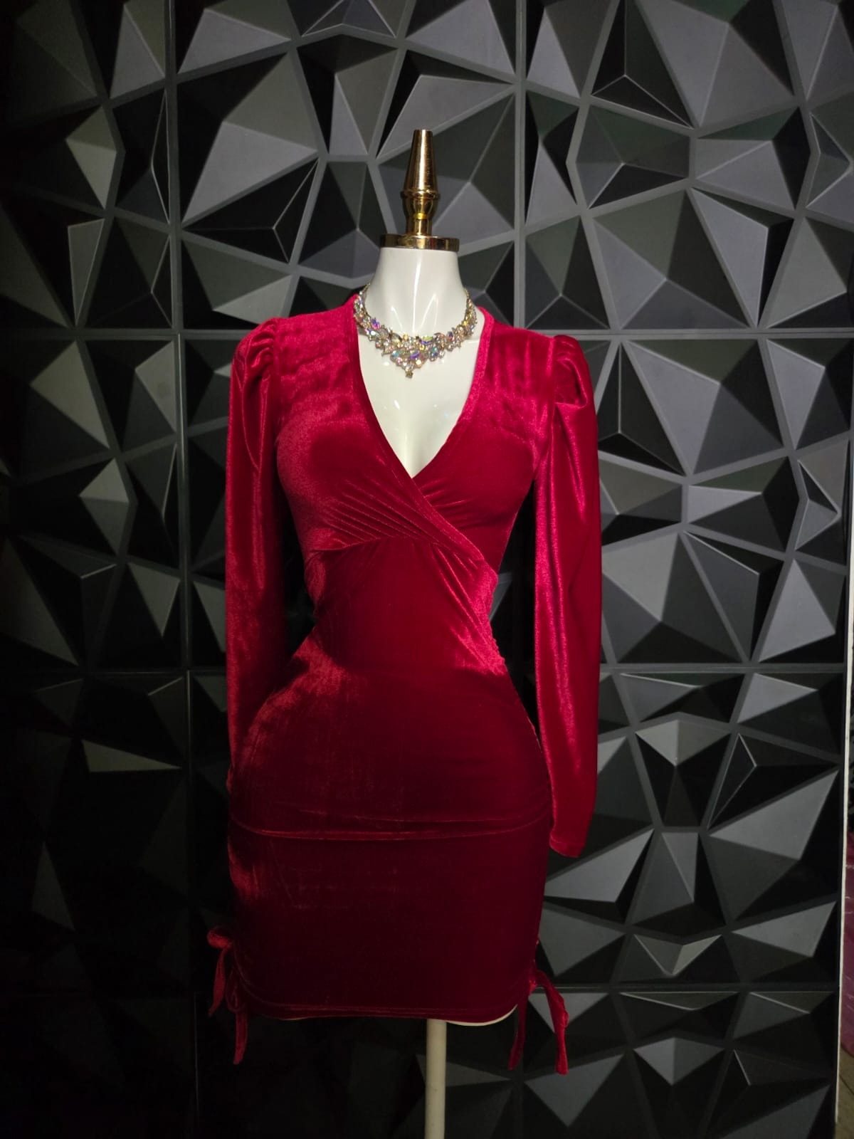 Vestido corto de terciopelo cruzado con manga larga y jaretas laterales