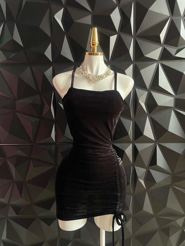 Vestido corto de terciopelo de tirantes con cintas en la espalda y jareta lateral
