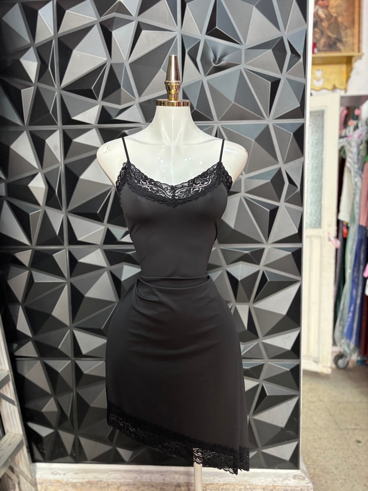 Vestido corto de tirantes con encaje y bajo asimétrico