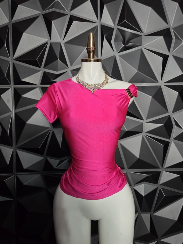 Blusa asimétrica de una manga con hebilla al hombro