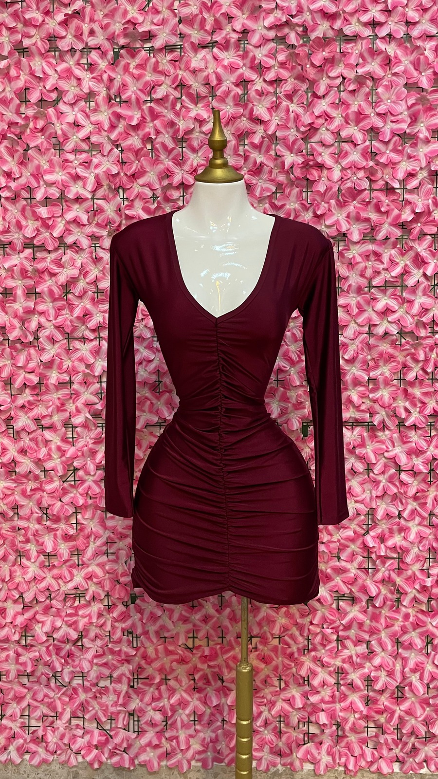 Vestido corto satinado fruncido con escote V y manga larga