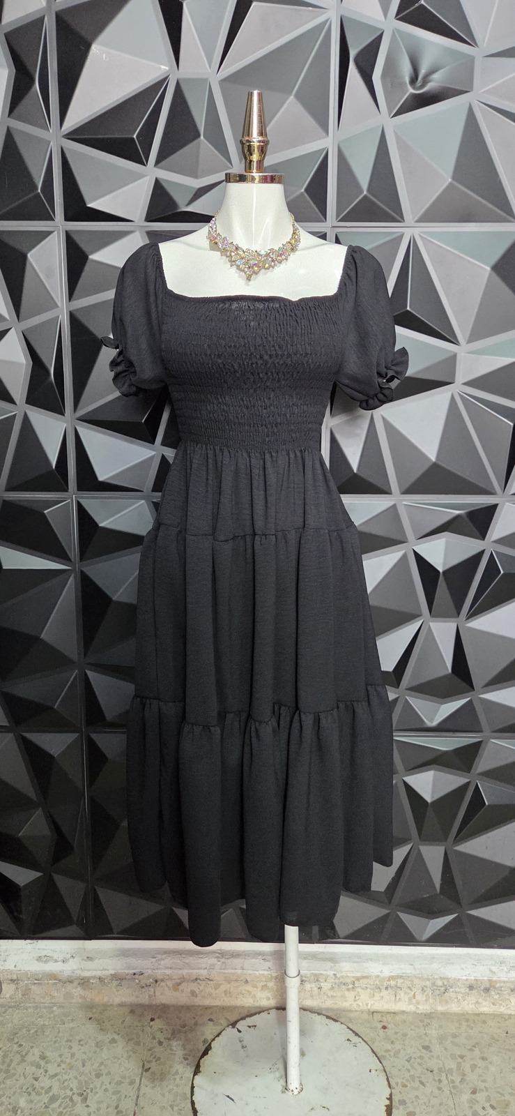 Vestido campesino midi con smock, escote cuadrado y falda escalonada