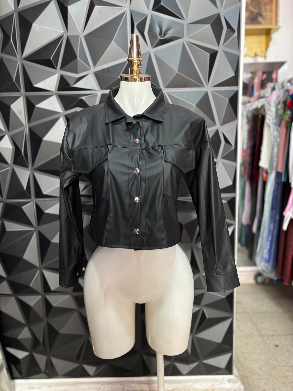 Chamarra corta de vinil con bolsas y botones