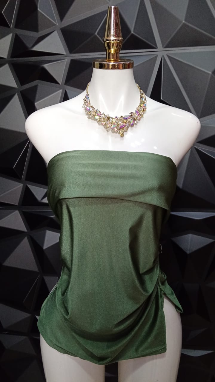 Blusa strapless con aberturas laterales