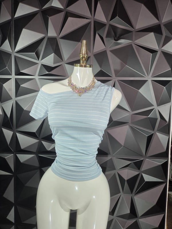Blusa asimétrica de una manga en rib a rayas