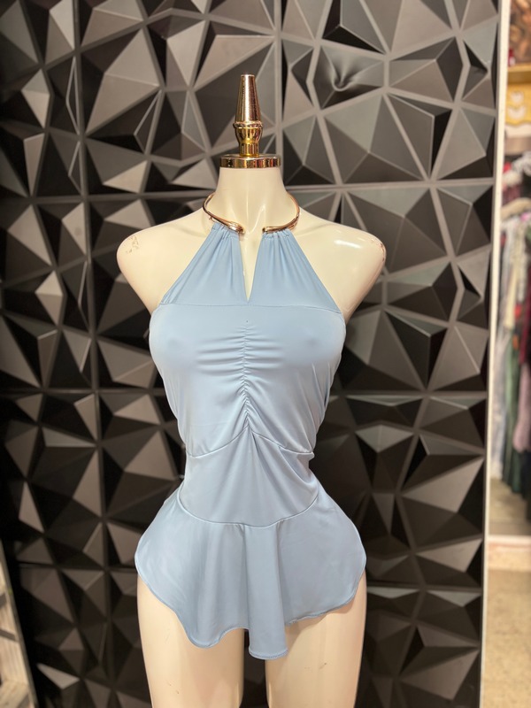 Blusa halter con gargantilla metálica, frente fruncido y peplum