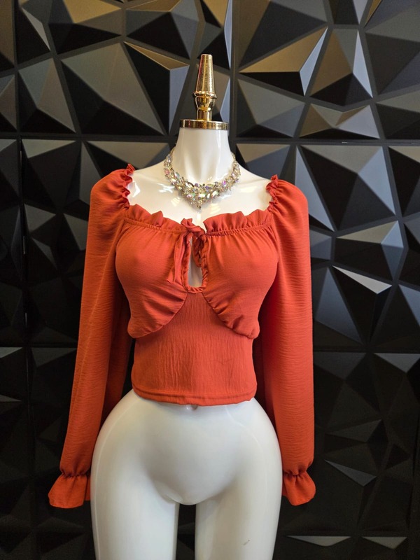 Blusa campesina con copas, lazo al frente y manga larga