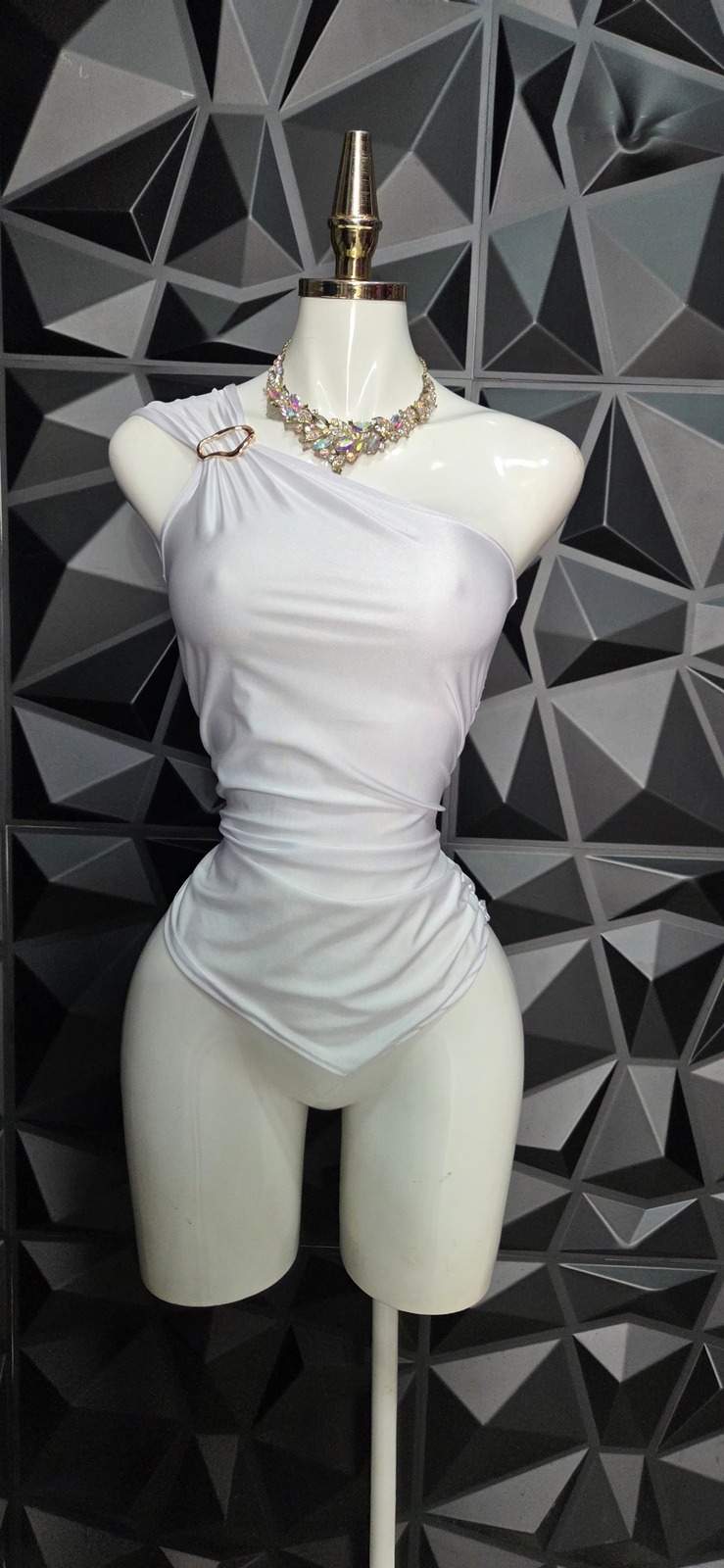 Blusa asimétrica de un hombro con hebilla