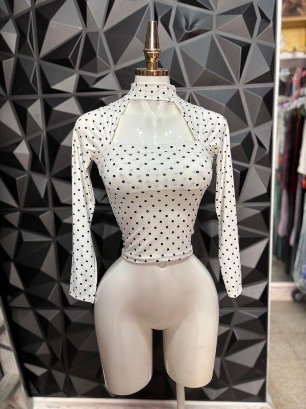 Blusa de lunares con cuello alto, abertura al pecho y manga larga