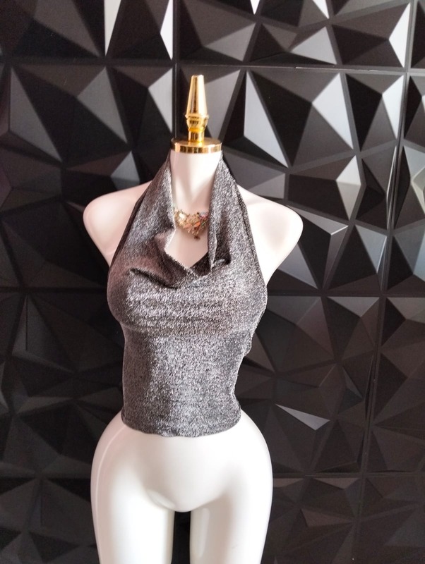 Top halter holgado con cuello columpio en tela brillante