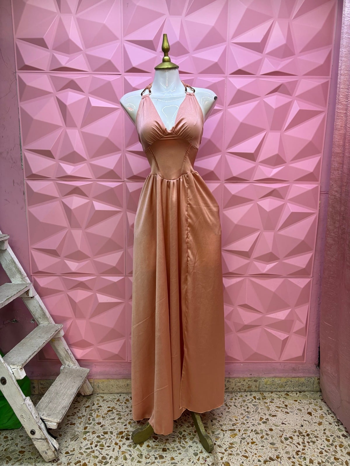 Vestido largo halter de satín crush con hebillas y espalda descubierta
