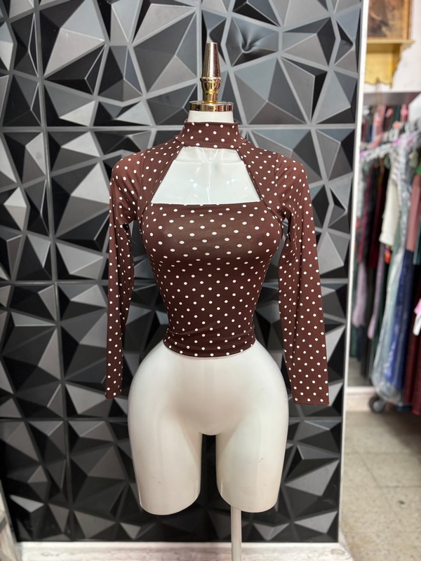 Blusa de lunares con cuello alto, abertura al pecho y manga larga
