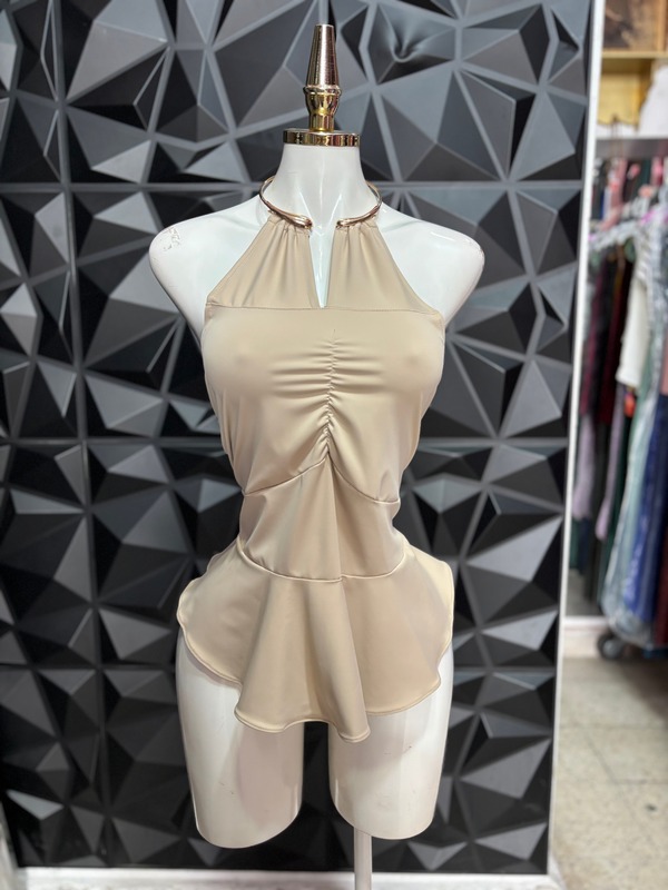 Blusa halter con gargantilla metálica, frente fruncido y peplum