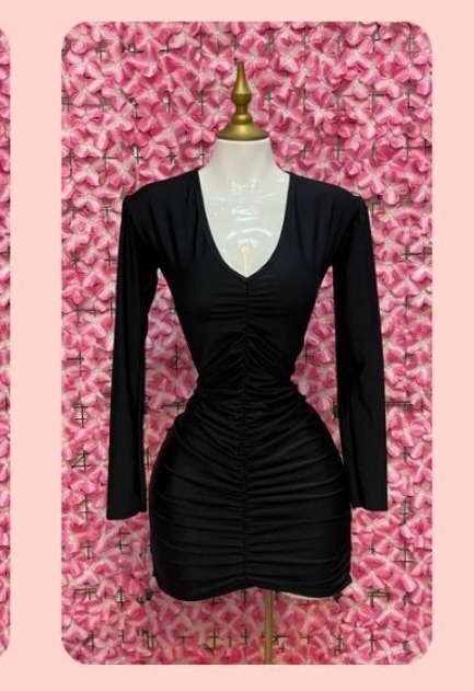 Vestido corto satinado fruncido con escote V y manga larga