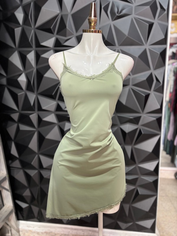 Vestido corto de tirantes con encaje y bajo asimétrico