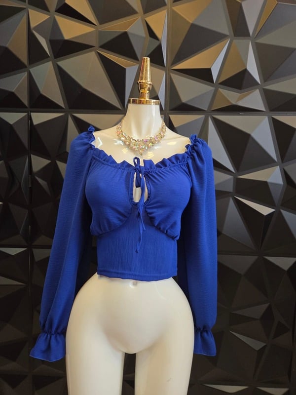 Blusa campesina con copas, lazo al frente y manga larga