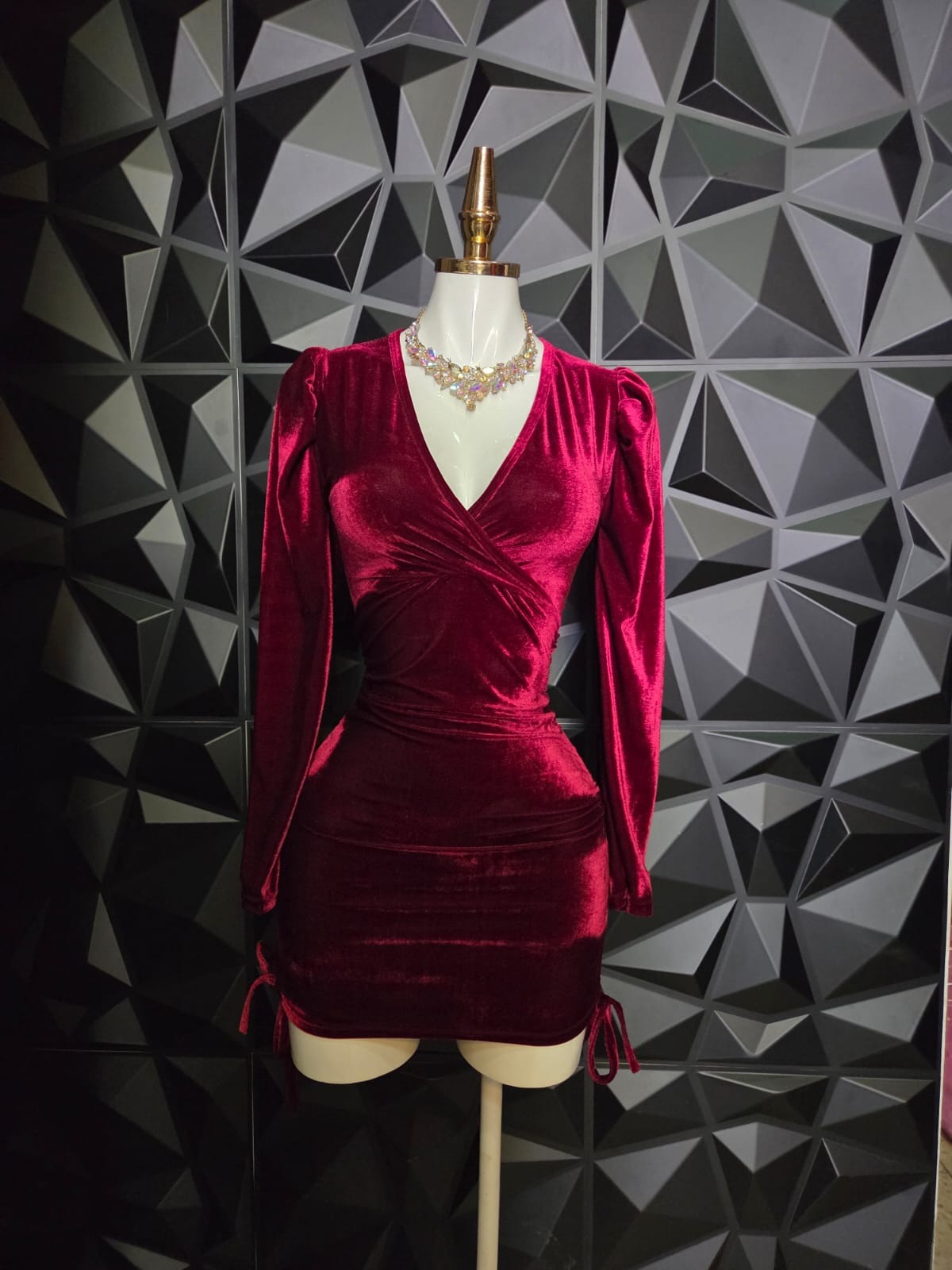 Vestido corto de terciopelo cruzado con manga larga y jaretas laterales