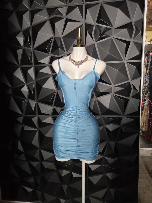 Vestido corto satinado de tirantes con corpiño al bies y falda fruncida